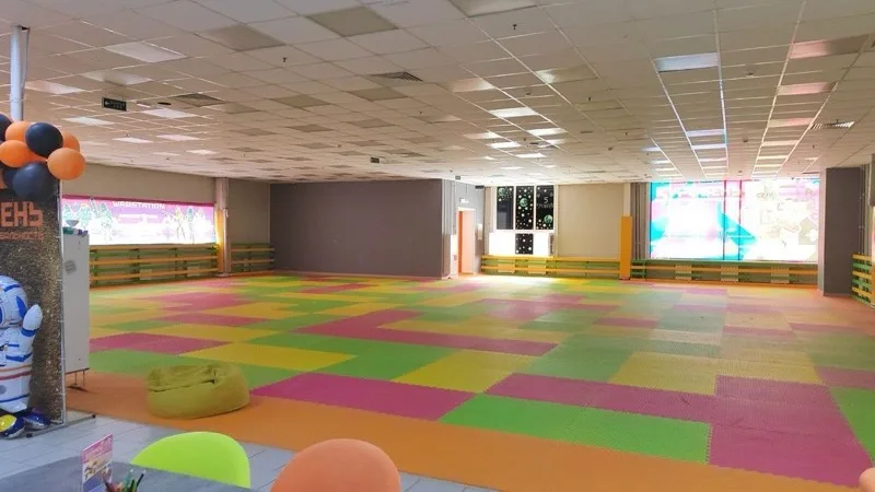 VR-зал клуба в Ступине: большой светлый зал с цветным мягким полом