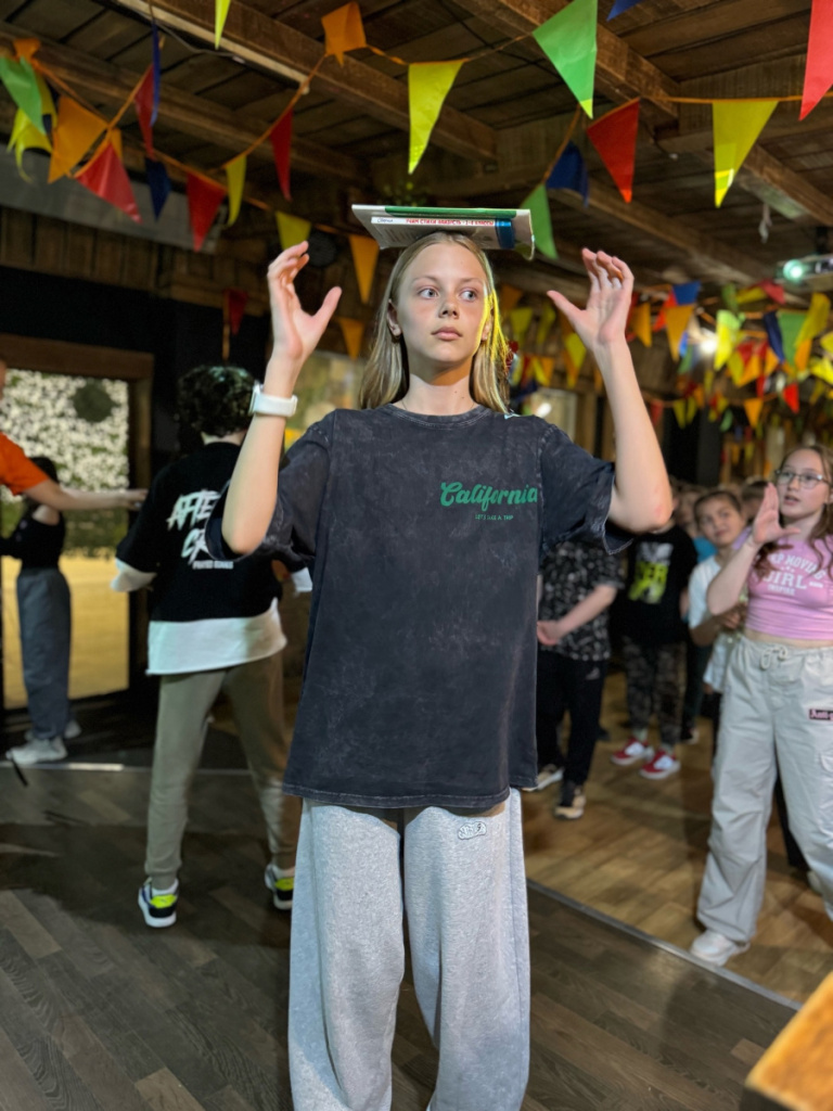 девочки с лазерным бластером