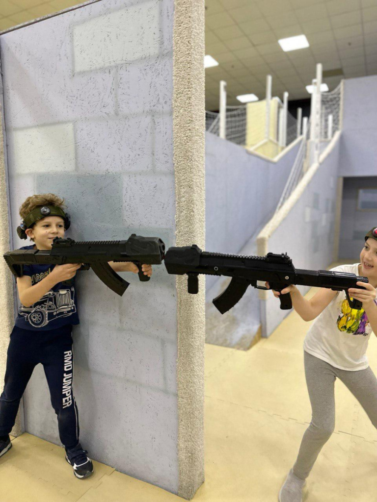 девочки с лазерным бластером