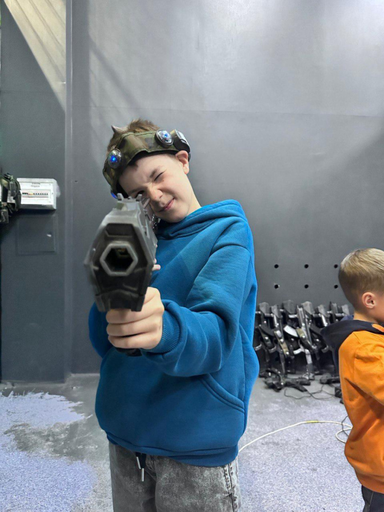 девочки с лазерным бластером