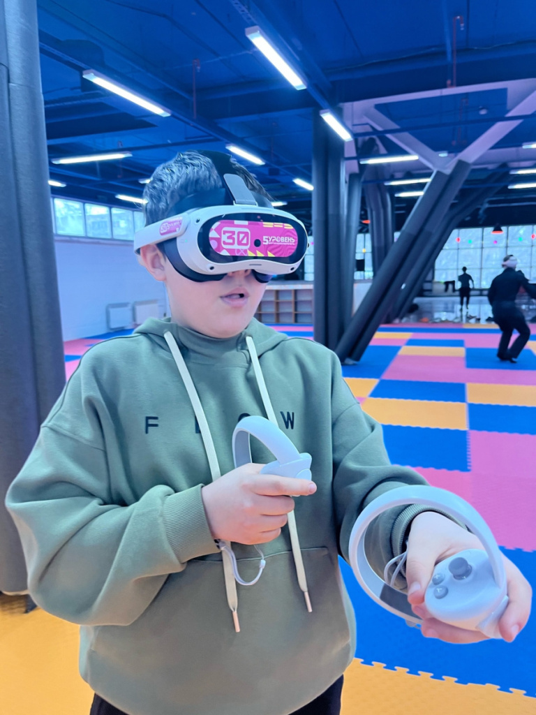 мальчик проходит квест в VR