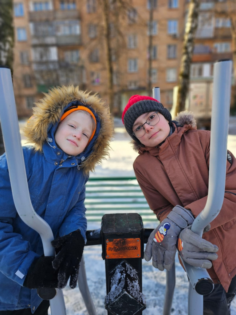 ребята отдыхают зимой