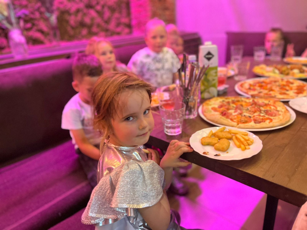 дети в светящихся жилетах на арене