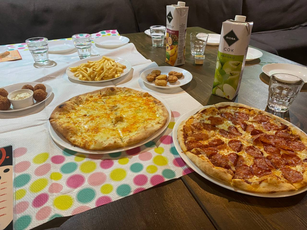 девочки с лазерным бластером