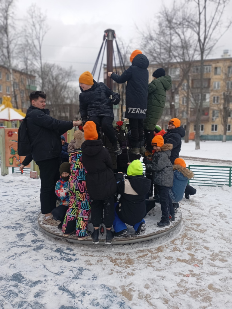 подростки отдыхают зимой