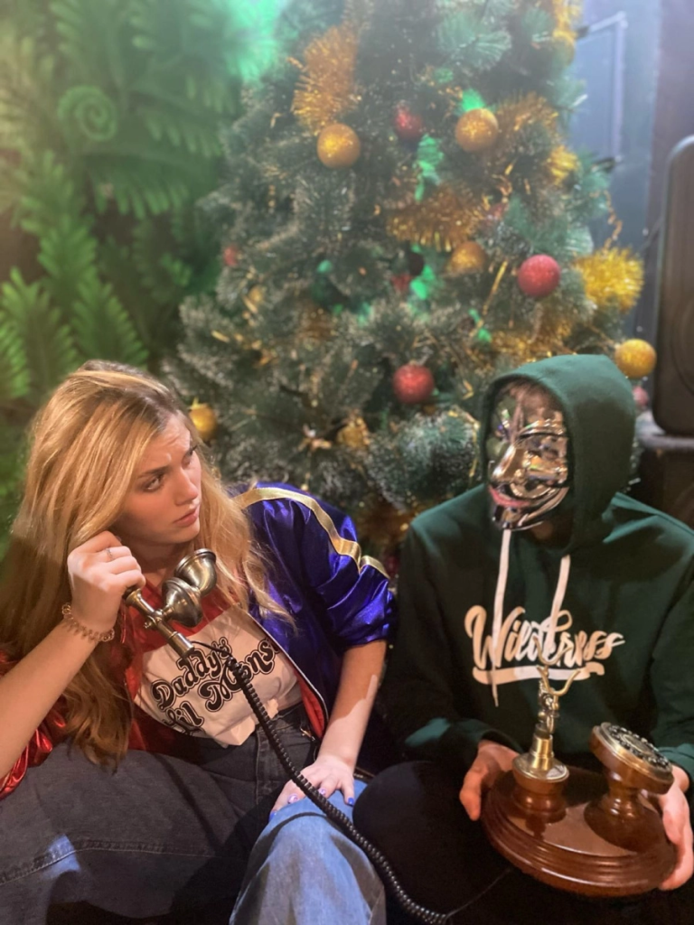 ребята поют у костра