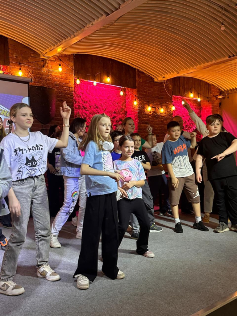 девочки с лазерным бластером