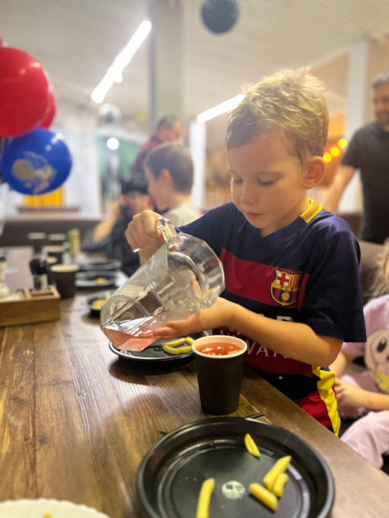 девочки с лазерным бластером