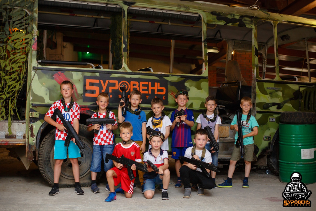 девочки с лазерным бластером