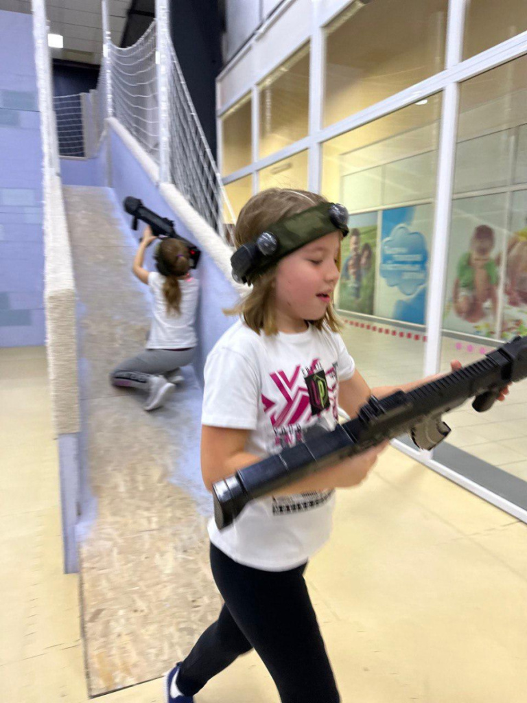 девочки с лазерным бластером