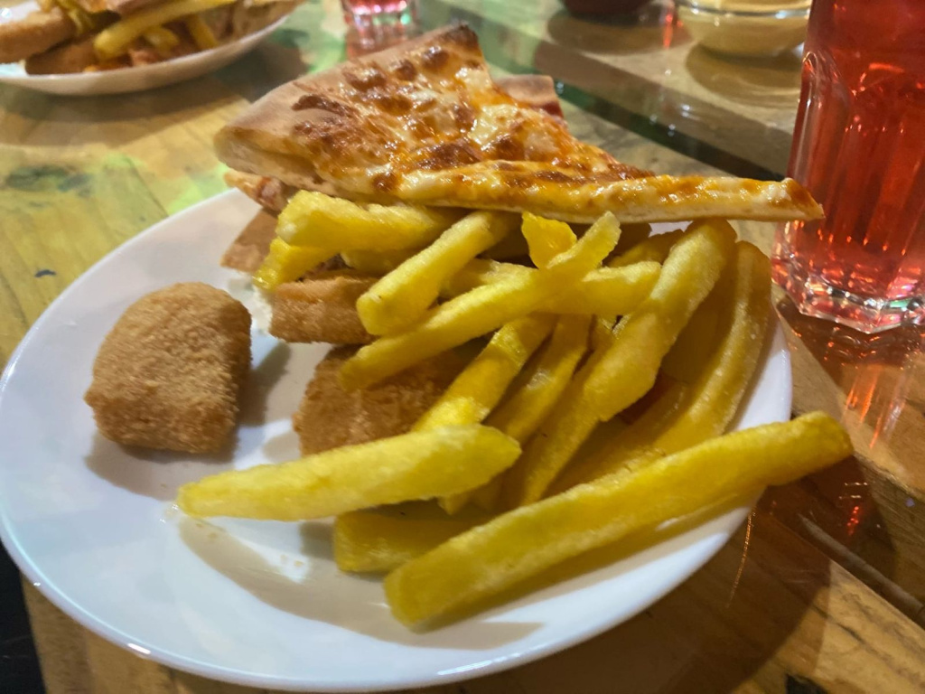 девочки с лазерным бластером